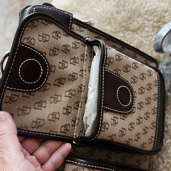 Beautiful NWT Dooney & Bourke Large Double Pocket Signature Tote Set 🤎👜 - Picture 10 of 17